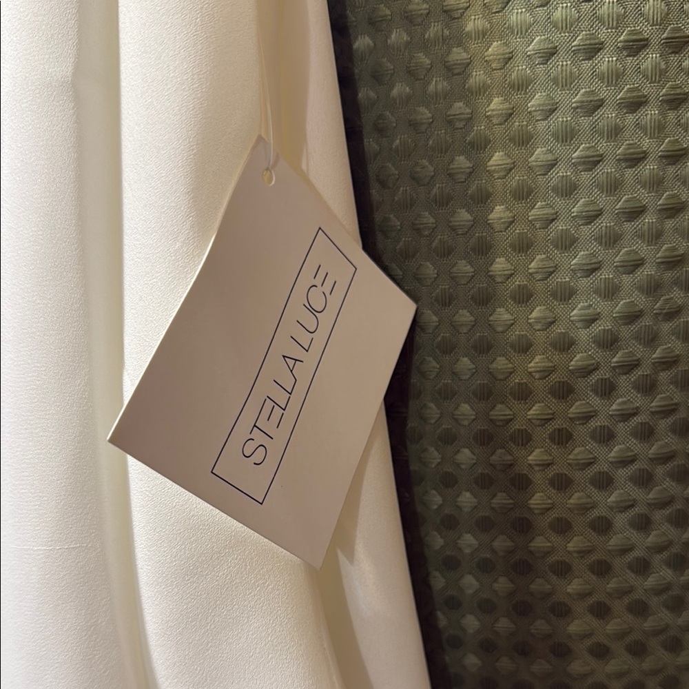Elegant White Sleeveless Top - Picture 3 of 4